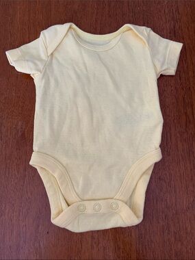 🍓3/$10 Amazon Essentials Yellow Short Sleeve Baby One-Piece Bodysuit
